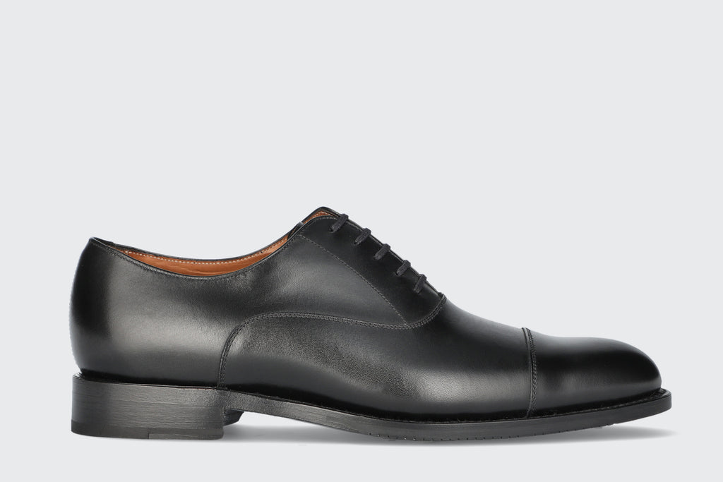 A black men's oxford dress shoe from the Hartt Shoe Company