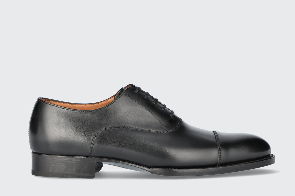 A black men's leather dress shoe from the Hartt Shoe Comanpy